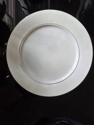 Ventige Crown Victoria Lovelace W/Platinum trim Fine China Dinner Plates