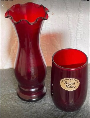 Reduziert.  1930er Jahre Anchor Hocking Paar Vasen ''Royal Ruby'' Muster - Stempel auf Sockel