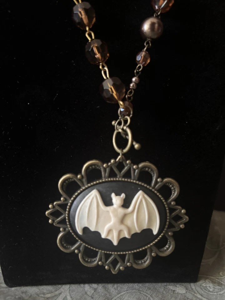 Pingente de morcego camafeu artístico exclusivo exclusivo colar de contas Nevermore Vibes - Imagem 3 de 4