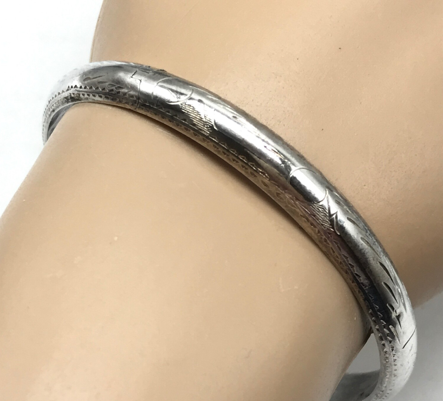 Vintage 925 Sterling Silver Floral Etched Hinged Bangle Bracelet 7.25