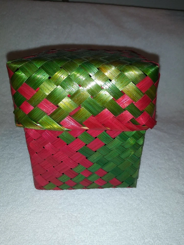 Caja de almacenamiento decorativa roja verde mimbre ratán tejida con tapa aprox. 4" cuadrado Foto 2 de 4
