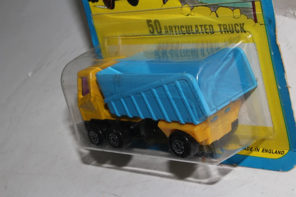MATCHBOX SUPERFAST #50 ARTICULATED TRACTOR TRAILER DUMP TRUCK, NEW IN PACK - Image 4 of 4