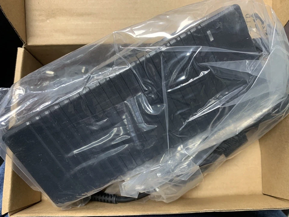 Adaptador de CA para HP, MSI, ASUS, TOSHIBA Y MUCHOS MÁS 19V 7,1A 5,5 MM 2,5 MM Foto 3 de 4