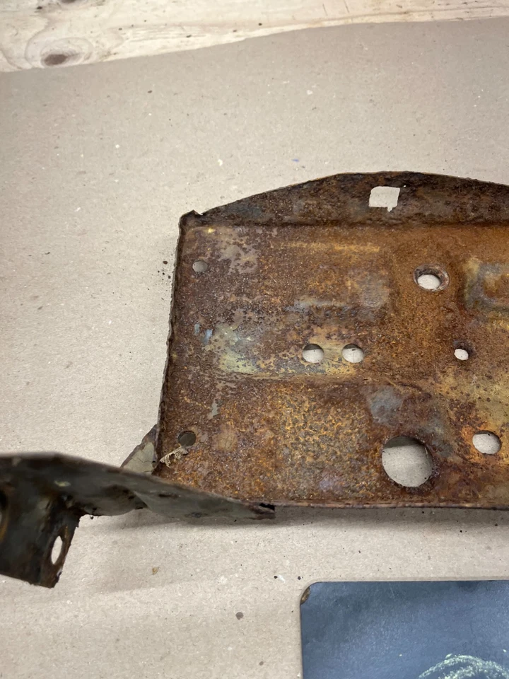 73 74 75 1977 1978 1979 Ford Truck F100 F150 F250 bandeja de batería usada forma decente Foto 3 de 4