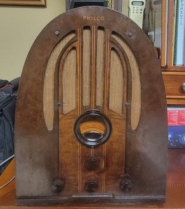 Philco Model 37-60 Two Band radio -- capacitors and dog-bone resistors replaced.