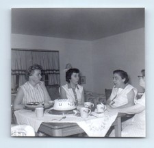 Antigua foto cuadrada vintage MUJERES GRUPO FOTO COMEDOR INSTANTÁNEA FOTO