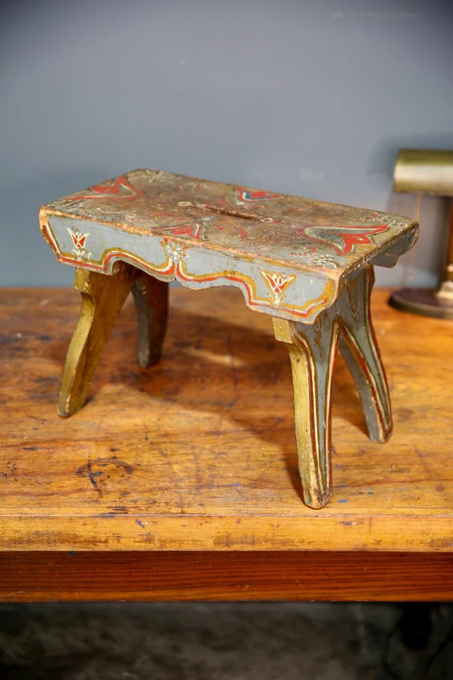 Antiguo taburete de granja Country Primitive 1830-1890 pintado pequeño banco de madera rústico Foto 3 de 4