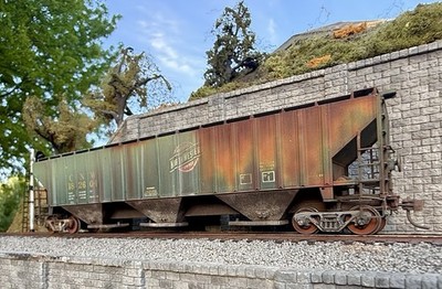 HO Scale InterMoutian 3-bay Covered Hopper Chicago & Northwestern NIB Weathered