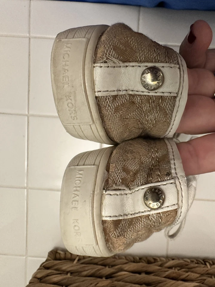 Tênis feminino Michael Kors tamanho 1 logotipo hera urtiga camelo - Imagem 4 de 4