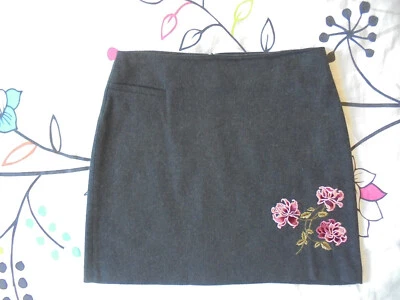 Jolie jupe courte fleurs roses laine noire MORGAN taille 38 TBE - Photo 1/4