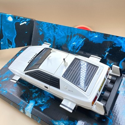 AUTOart 1/18 Lotus Esprit Type 79 Submarine 007 Bond THE SPY WHO