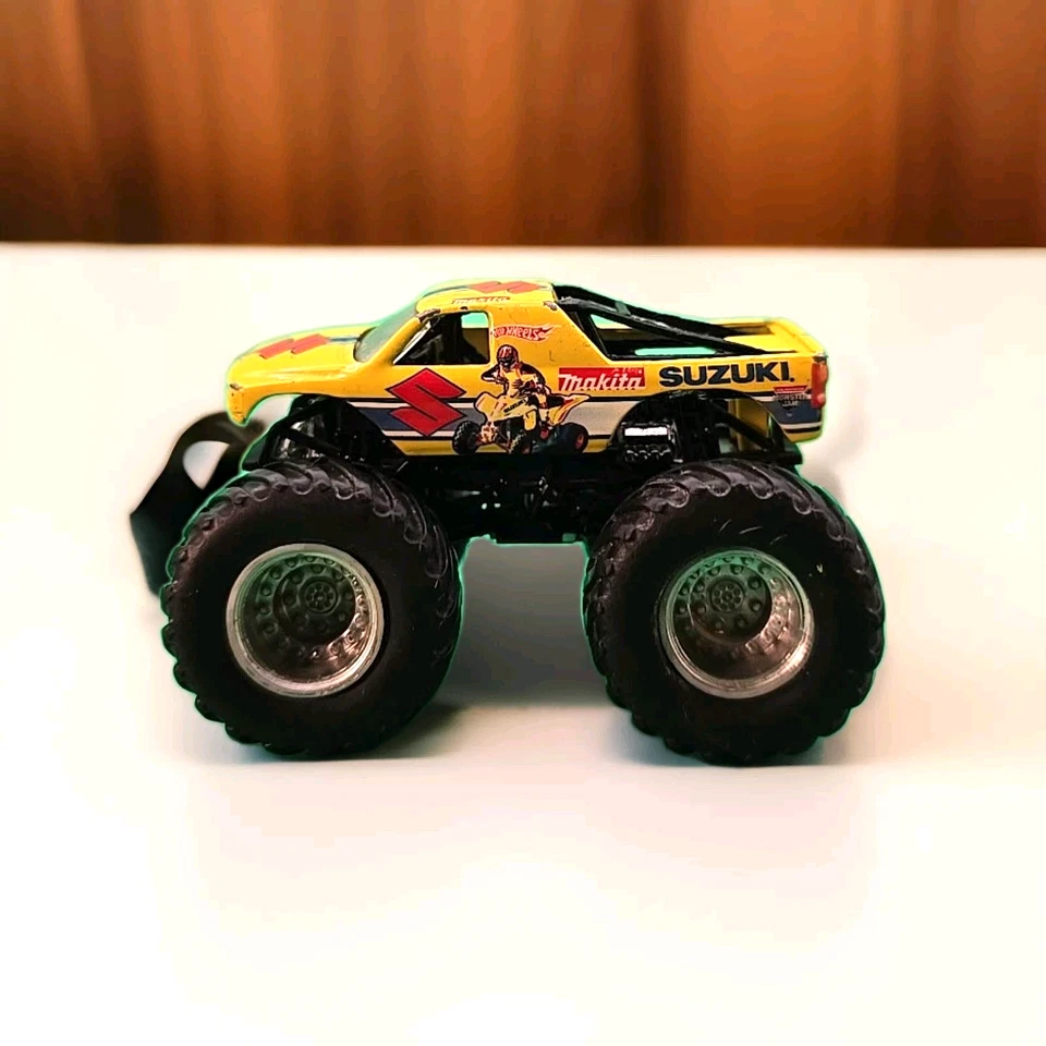 Hot Wheels Monster Jam | Makita Suzuki escala 1:64 Monster Truck diecast Foto 2 de 4