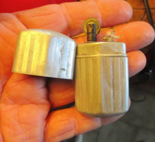 Ancien petit Briquet à Essence en Aluminium