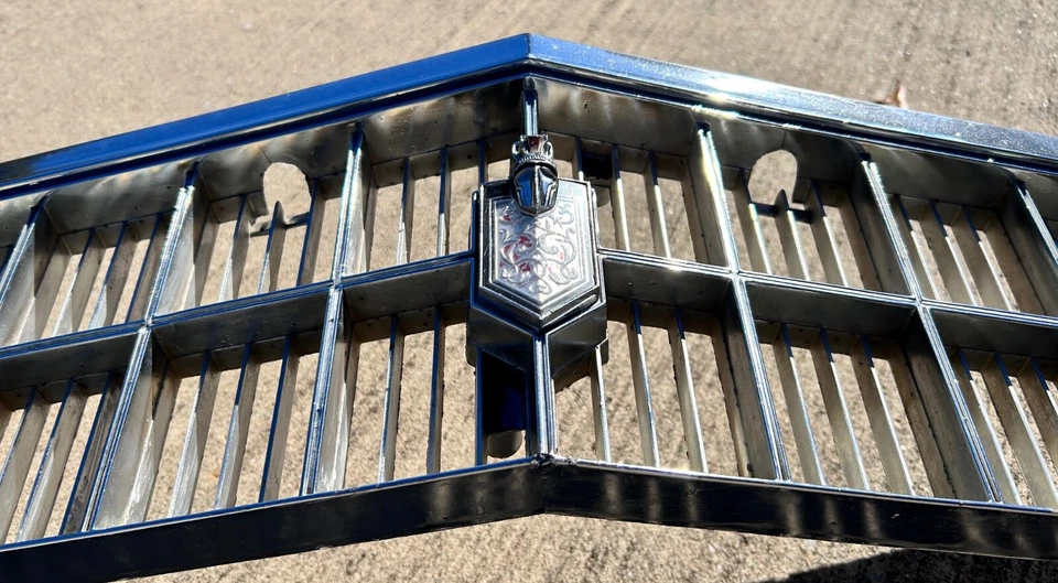 1975 CHEVY MONTE CARLO GRADE CROMADA OEM CHEVROLET PART #345349 - Imagem 3 de 4