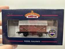 OO Bachmann 37-702 10 Ton Cattle Wagon BR Bauxite - (NEW IN BOX)