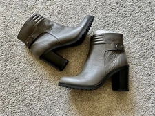 New H by Halston Size 8.5 Leather Cara Block Heel Ankle Boot Bootie Side Zip