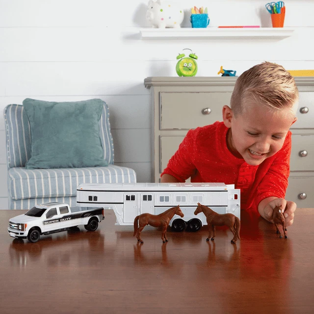 TOMY 1:32 FORD F-350 PICKUP WITH HORSE TRAILER AND HORSES - Image 2 of 3