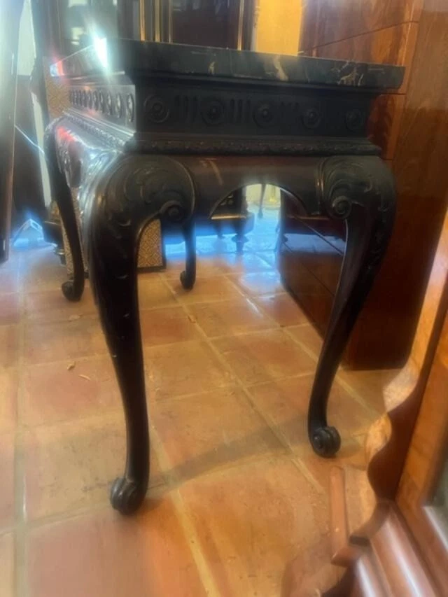 Mesa consola antigua con tapa de mármol de caoba. Foto 4 de 4
