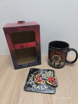 Stranger Things - Hellfire Club Bumper / Gift Set /Tasse, Untersetzer,  Anhänger