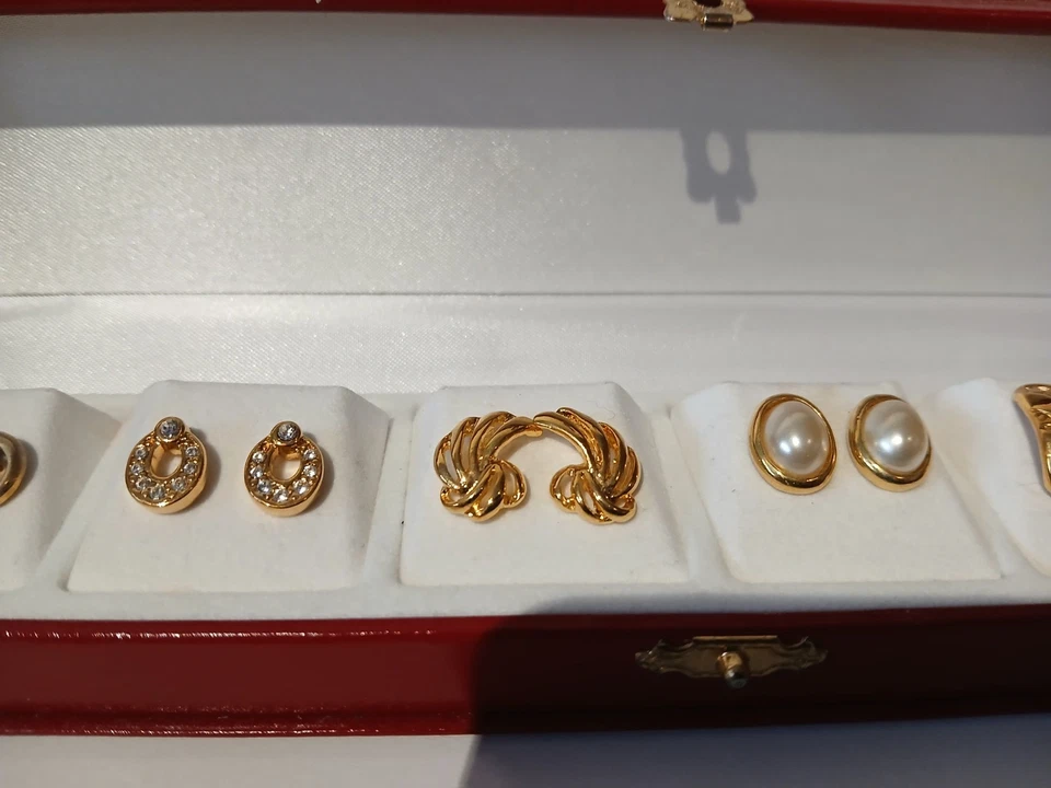 Bergiamo Red Leather box of six pair of gold plated earrings - Image 3 of 4