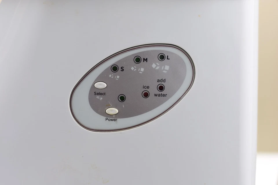 MAGIC CHEF MCIM30TW COUNTER TOP ICE MAKER 24 HOUR  33 LBS CAPACITY - Image 3 of 4
