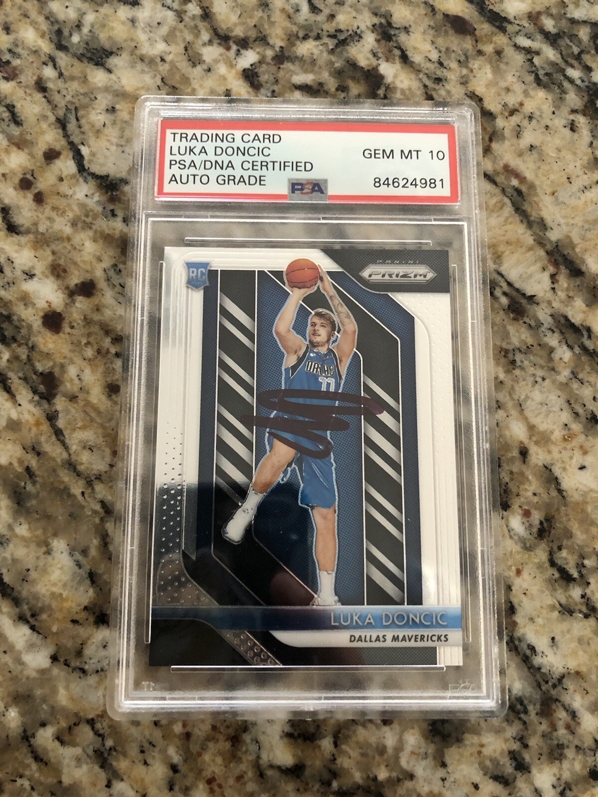 LUKA DONCIC #77 SIGNED MAVERICKS 2018 PANINI PRIZM ROOKIE CARD PSA/DNA AUTO 10