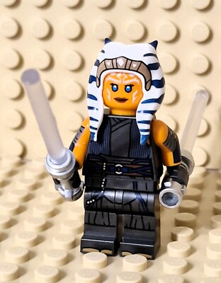 LEGO   STAR WARS FIGUR AHSOKA TANO MIT LICHTSCHWERTERN NEU & UNBENUTZT