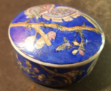 Boîte ronde couverte en porcelaine  Chine  Fond bleu et décor floral polychrome