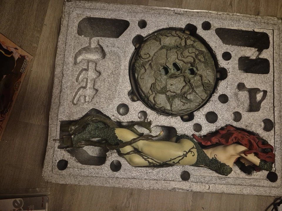 Figura Formato Premium Sideshow Poison Ivy Green with Envy Variant DC 61/150 Foto 2 de 3