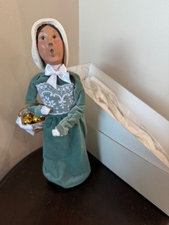 Byers' Choice The Carolers 2000 Girl Figure in Box