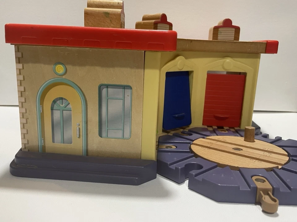 Chuggington Wooden Railway Roundhouse w/ Turntable & Koko - Image 4 of 4