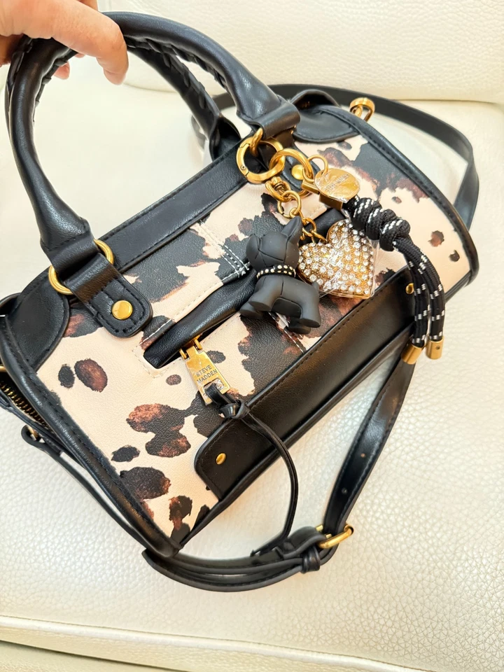 НОВЫЙ С ЯРЛЫКАМИ STEVE MADDEN BGOMEZ ЧЕРЕЗ ПЛЕЧО СУМКА W СЕРДЦЕ СОБАКИ ПОДВЕСКА КОЛЬЦО ДЛЯ КЛЮЧЕЙ - Изображение 3 из 4