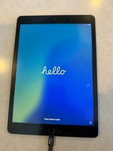Apple iPad A2197 (7th Generation) 10.2" - POWERS ON - SEE THE DESCRIPTION