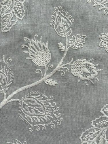 GP & J BAKER "DUNHAM/Aqua" Meeresschaum/weiße Blumenstickerei-Leinen-$ 284-56,5"x2 YD - Bild 6 von 16