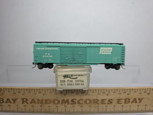 Atlas escala N 2338 Penn Central 50' Dd vagón de carga PC 85636 con acopladores de micro trenes | Condition: Used