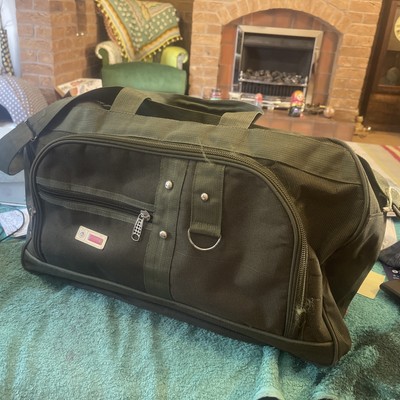 Große grüne Reisetasche für das ganze Wochenende