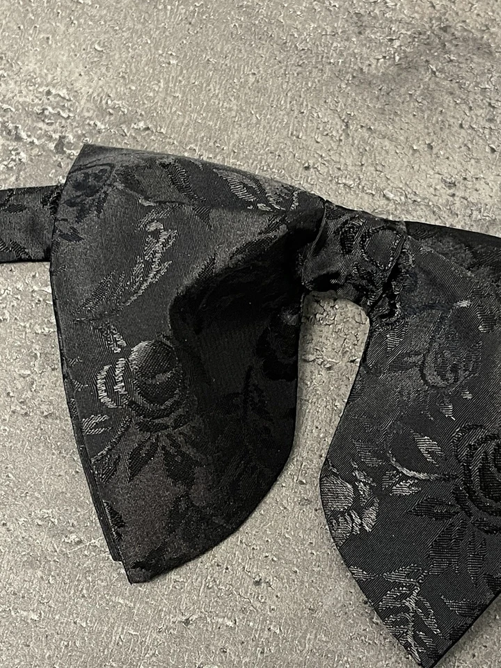 Gravata borboleta brocada preta oversized feita à mão estilo vintage anos 70 casamento formatura - Imagem 2 de 3