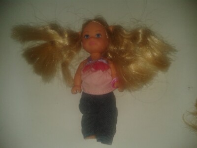 Kleine Vintage Simba Puppe. Rosa Top/blaue Jeans. Blonde Haare/ blaue Augen (A24)