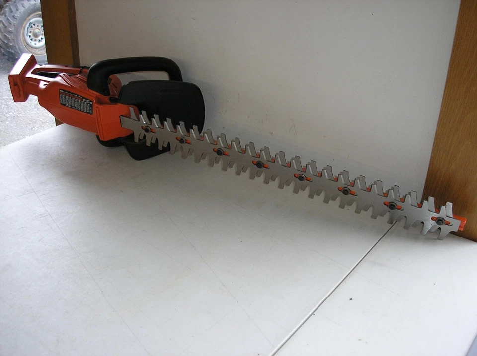 NEW BLACK & DECKER 40V CORDLESS 24" HEDGE TRIMMER  NO BATTERY / READ DESCRIPTION - Image 2 of 4
