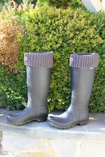 Hunter Women's Original Tall Black Rain Boots Black Size 7 w/ Gray Socks Size M