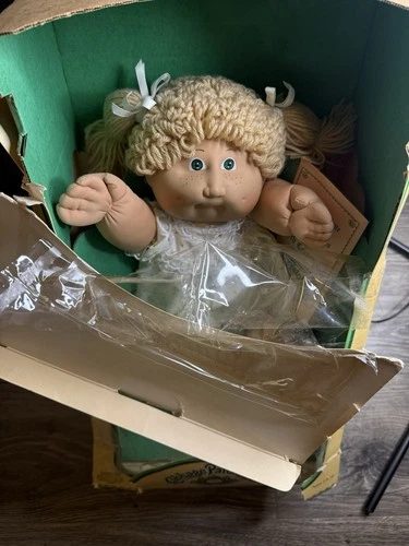 Vintage Cabbage Patch Kids Doll Lorinda Alla w/ Box Birth Certificate Papers Tag