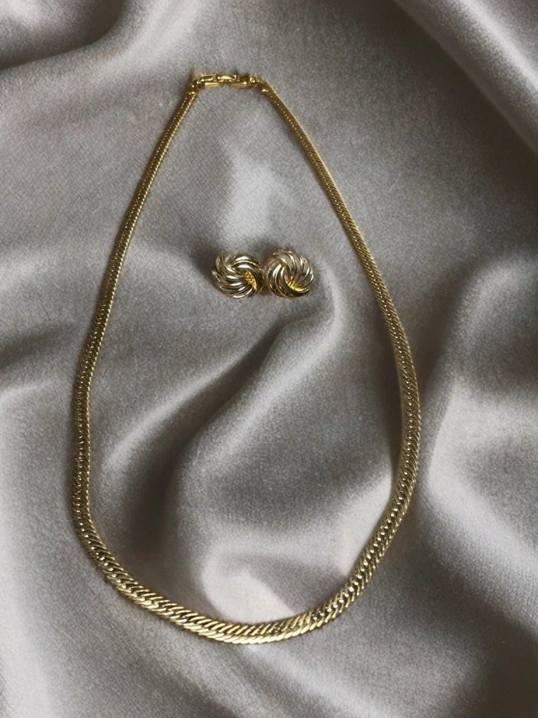 Givenchy Set collana e orecchini annodati vintage con ossa di aringa tono oro