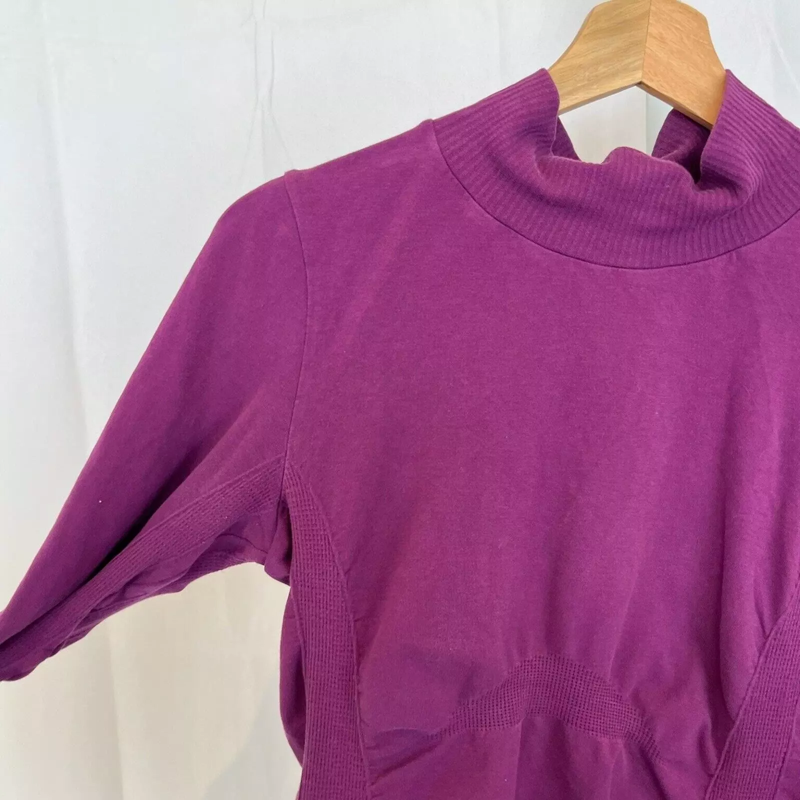 athleta ruched turtleneck long sleeve stretch thumbholes shirt