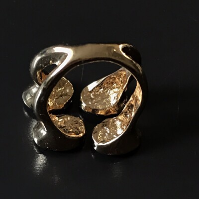 BAGUE DORÉE ORNÉE DE 4 PIERRES NOIRES FORMANT CARRÉ