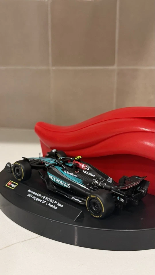 Burago BBurago F1 Mercedes AMG W14 #44 Lewis Hamilton 2023 1/24 18-28028#44 - Image 3 of 4