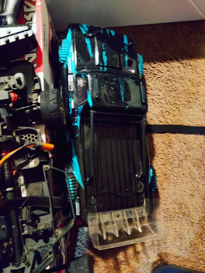 ARRMA Infraction 3s con cargador, batería RTR Foto 4 de 4