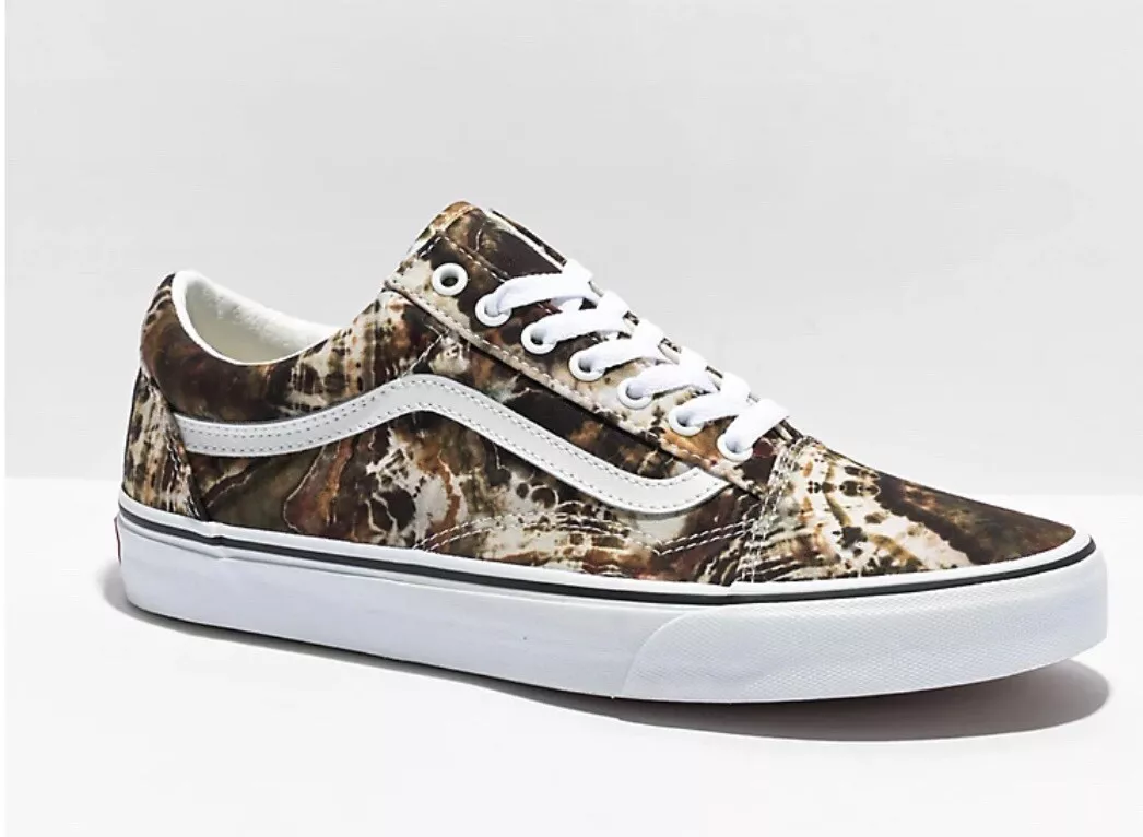 Tying vans top old skool