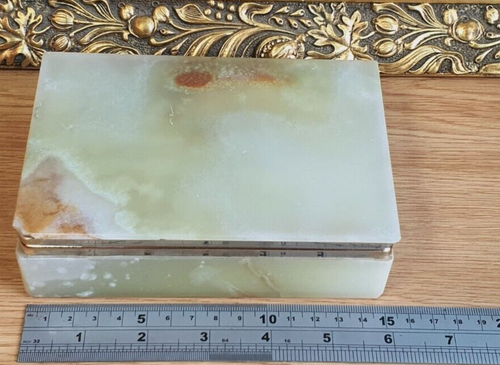 Green Onyx Cigarette Box with Lid Brass Hinges and Edging Vintage - Picture 2 of 19