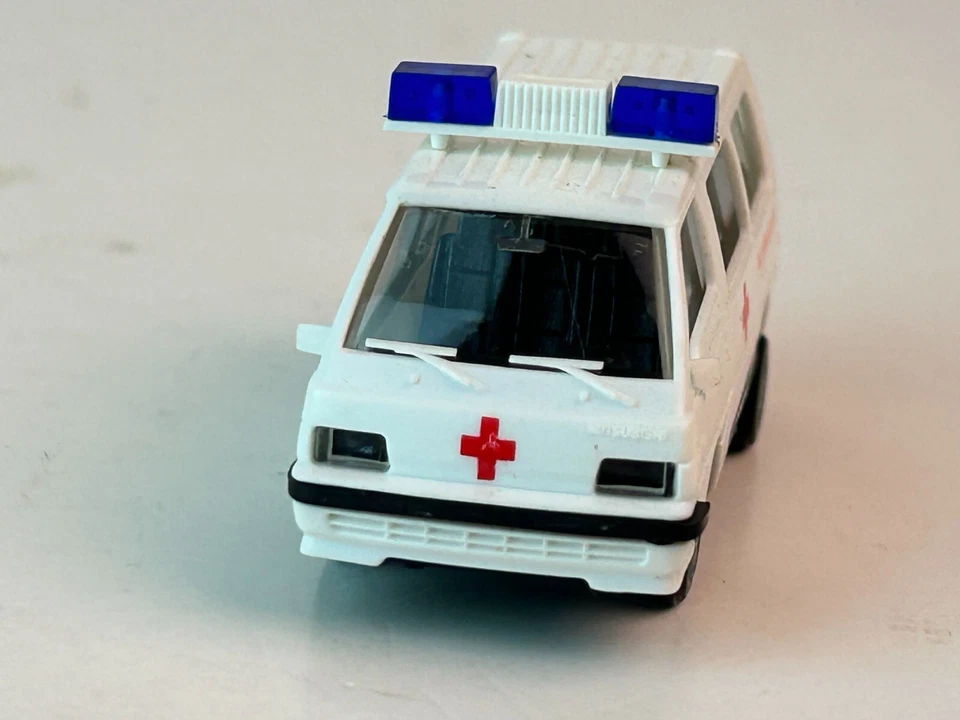 Ambulancia Mitsubishi L 300 escala 1:87 modelos Rietze Foto 3 de 4