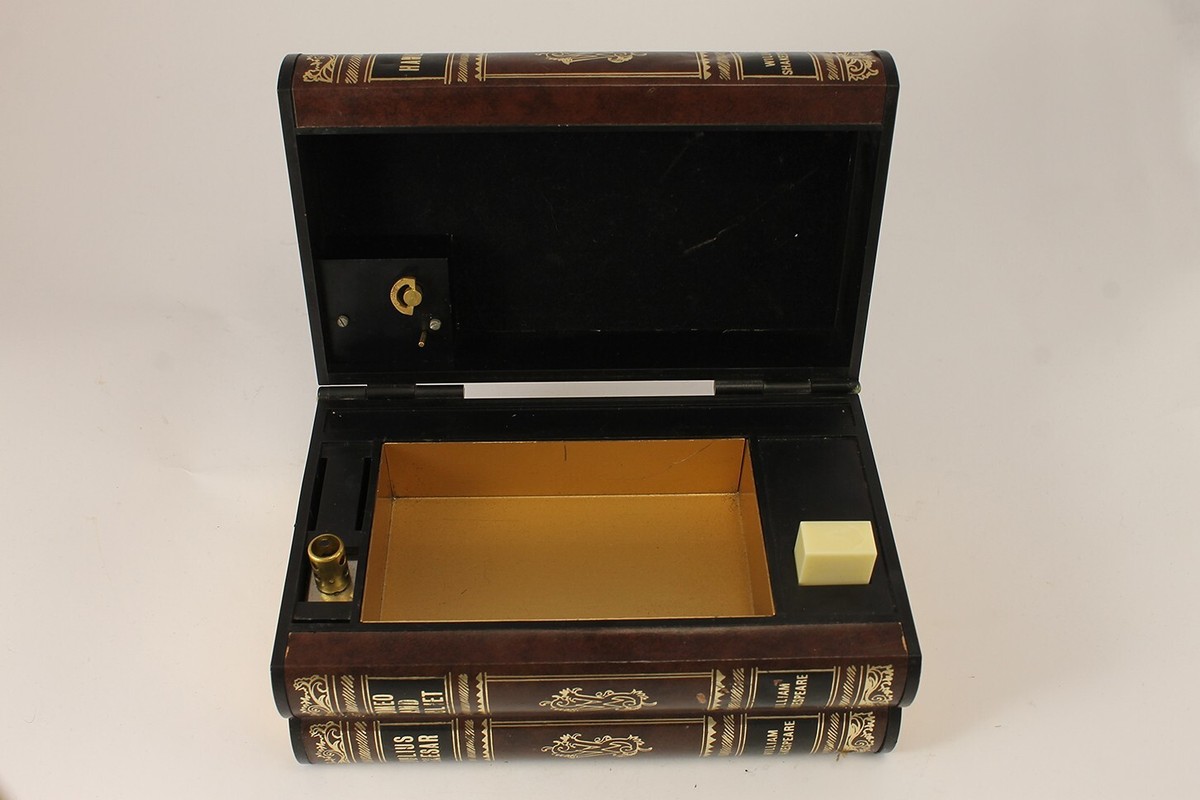 IM Corona William Shakespeare Hamlet Music Box Cigarette Case